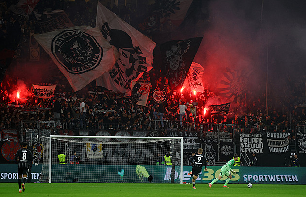 ONLINE: Neapol hraje s Frankfurtem, pak šlágry Liverpool - Real nebo PSG - Bayern