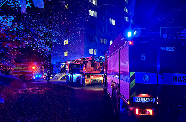Vzplála lednice, evakuovali ubytovnu. Do pražské Hostivaře přivolali hasiče