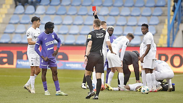 ONLINE: Liberec - Karviná 2:0, hosté v deseti, Lapeše překonává Mahmič