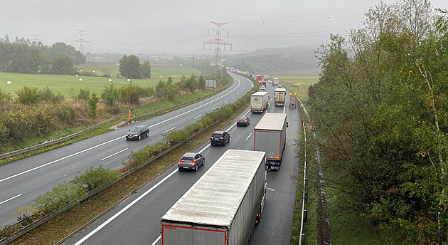 Dálnici D5 těsně před Prahou uzavřela nehoda pěti osobních aut. Tvořily se kolony