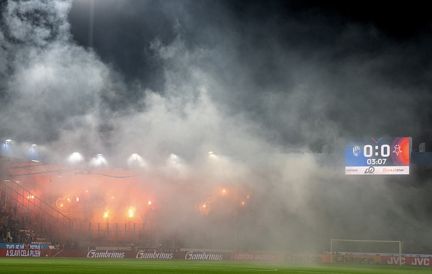 ONLINE: Plzeň - Slavia 0:0, šlágr přerušili kvůli kouři, vyhrocený start pokračuje