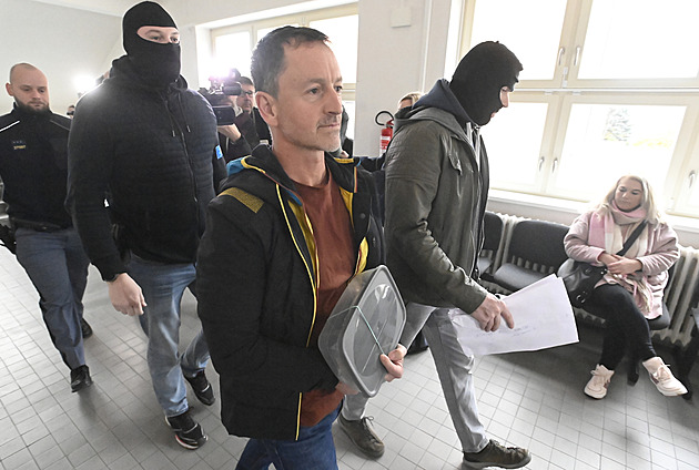 Státní zástupce obžaloval šest lidí kvůli zakázce na parkovací dům v Pardubicích