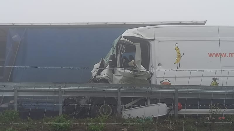 Pohroma na dálnici D35: Při hromadné nehodě zemřel člověk, bouralo se na více místech