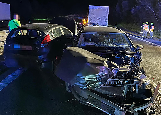 Hromadná nehoda na D35 u Olomouce. Bouraly i náklaďáky, jeden řidič zemřel