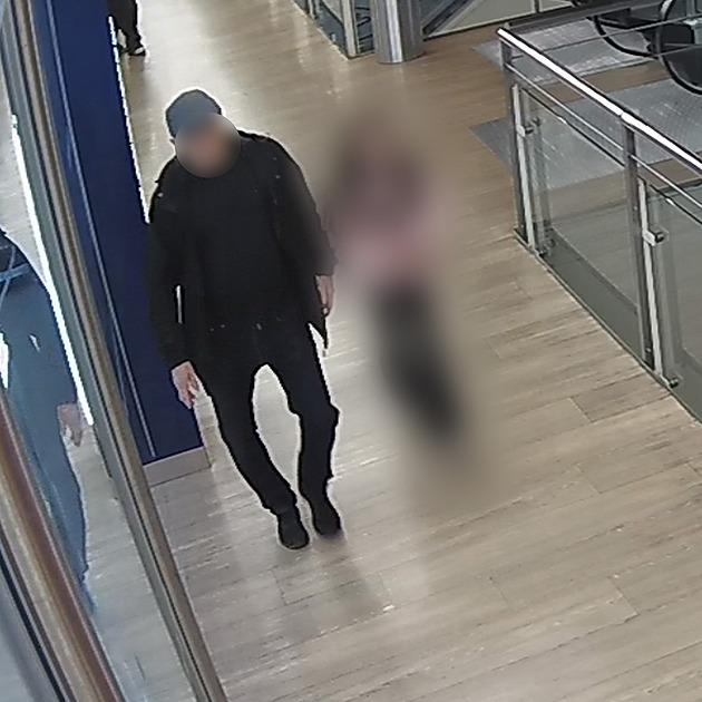 Dívce vložil penis do ruky. Policie stíhá důchodce za sexuální útok ve výtahu