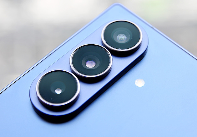 Foťáky ohebných samsungů si hodně polepšily, ukazuje test