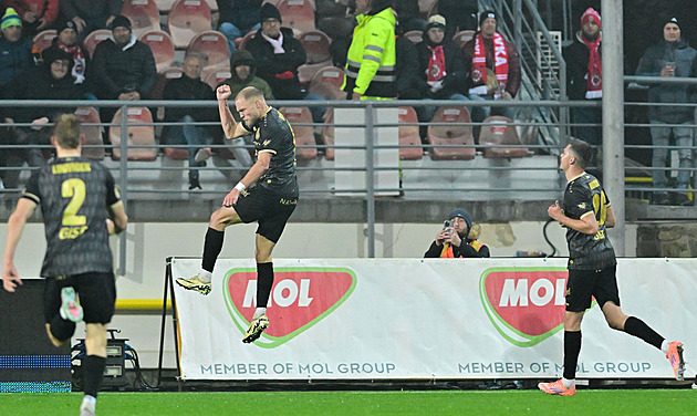 Zbrojovka - Hradec 0:3, van Buren poslal hattrickem hosty do čtvrtfinále