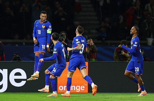 Francie si zajistila účast na MS, k postupu má blízko Norsko. Ronaldo viděl červenou