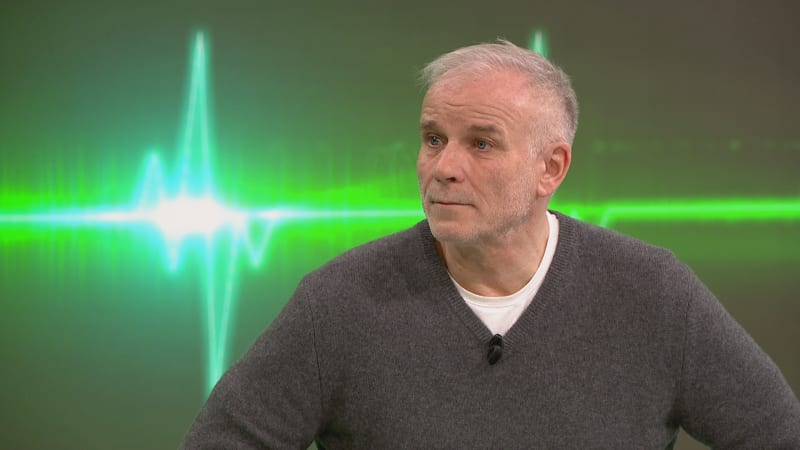 Vaculík, stejně jako v seriálu Noční operátor, čelil křivému obvinění. Rozhodl se tehdy bojovat