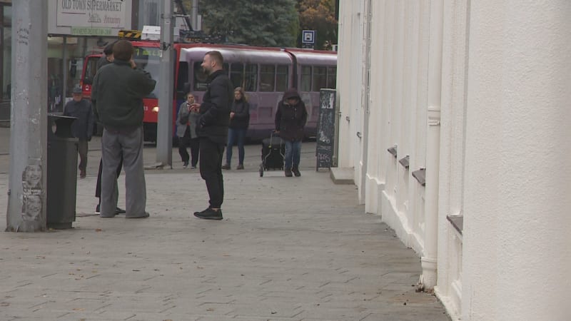 Muž se vloupal do hostelu v centru Bratislavy. Ukradl počítač, pak onanoval nad spící ženou