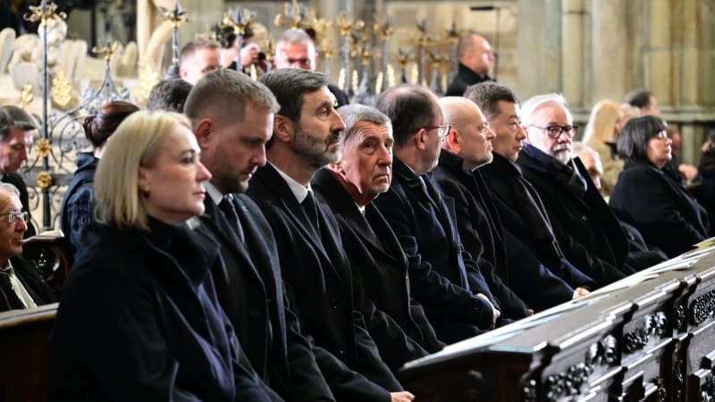 Lidé se loučili s Dukou. Rakev se zesnulým kardinálem byla uložena do chrámu sv. Víta