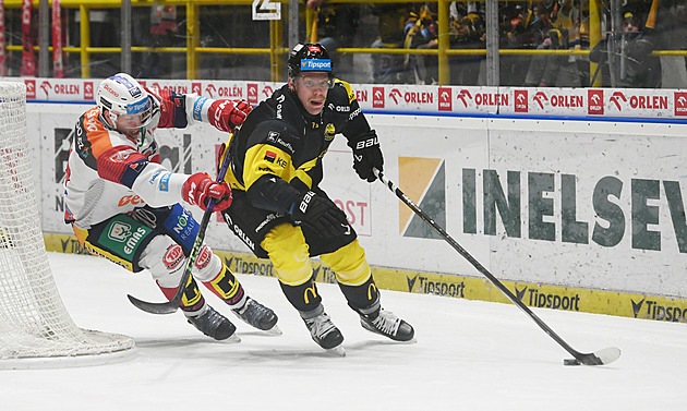 ONLINE: Litvínov vede nad Pardubicemi, Kladno zase ve Varech. Plzeň hostí Spartu