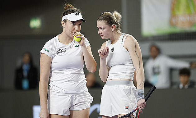 Tenis ONLINE: O udržení rozhoduje třetí set čtyřhry, Češky získávají výhodu brejku