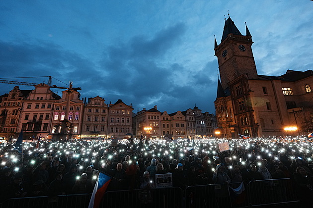 Proti vládě ANO protestovaly tisíce lidí, Pithart varoval před „náckem a pecí“