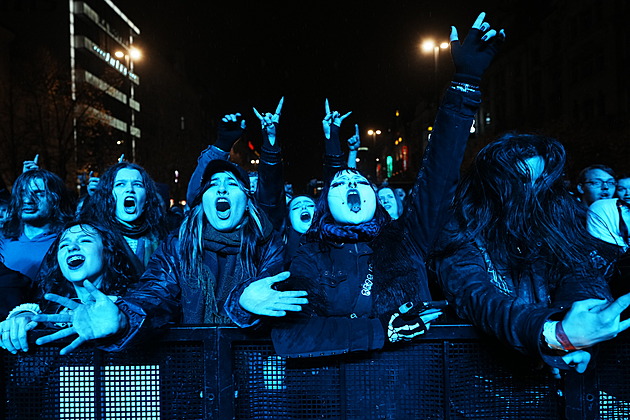 Oslavy 17. listopadu vrcholí koncertem v Praze. Na Národní třídě bylo sto tisíc lidí