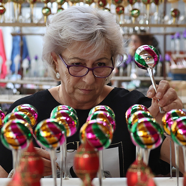Po loňském vyplavení nevěřili v restart, teď opavský podnik zase vyrábí vánoční baňky