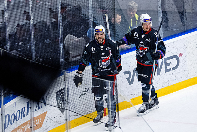 Chomutov rozdrtil Litoměřice 7:2, pět gólů dal Coskey. Slavia s přehledem dál vede