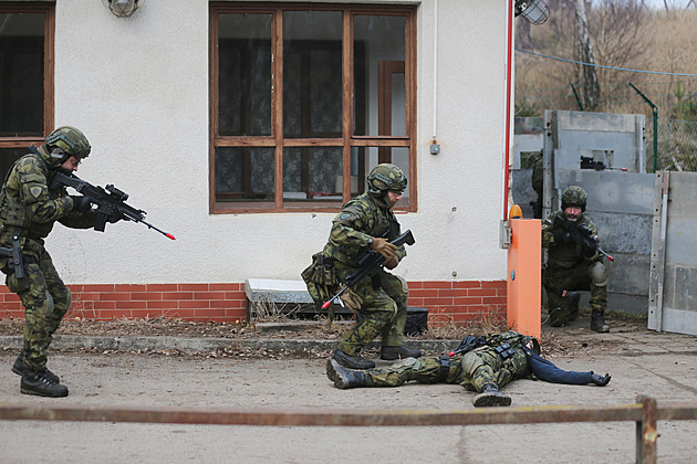 Zima, bláto a záložáci v akci. S armádou cvičili obranu ropných skladů