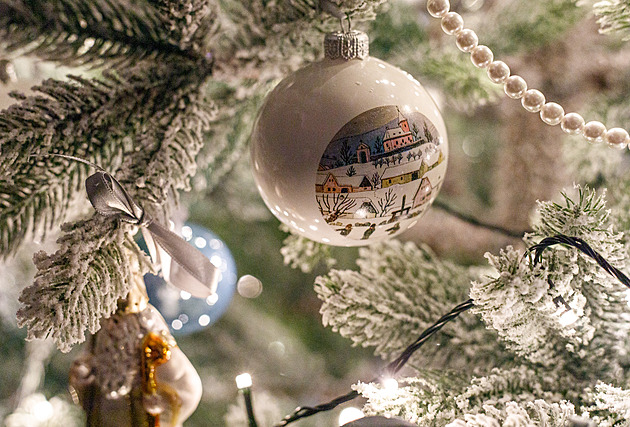 Klasika i originální kolekce. Vánoční ozdoby v paláci skrývají rodinné příběhy