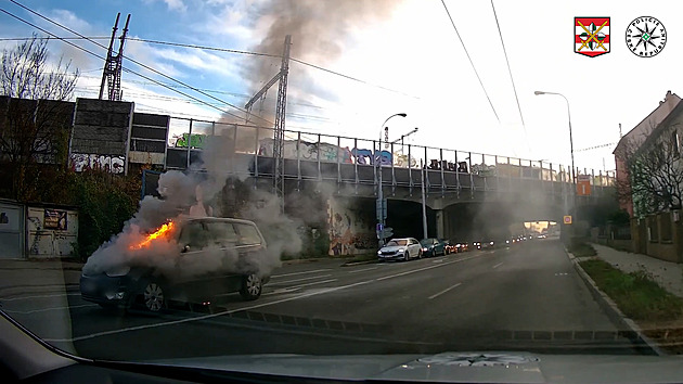 Policista zastavil hořící auto kladivem, zabránil tak střetu v křižovatce