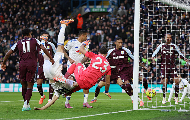 ONLINE: Aston Villa srovnává na Leedsu, pak derby Arsenalu s Tottenhamem
