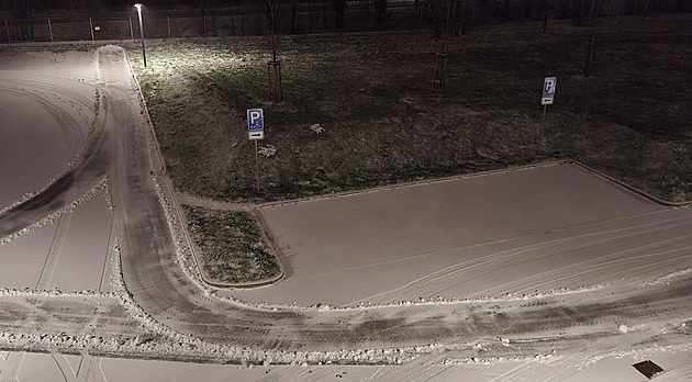 Na Česko se snesla sněhová nadílka. Situaci na silnicích komplikuje i ledovka