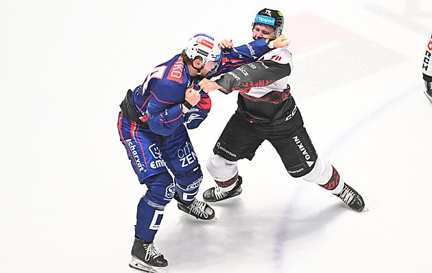 Sparta porazila Pardubice po prodloužení, Třinec prohrál posedmé. Padla i Kometa