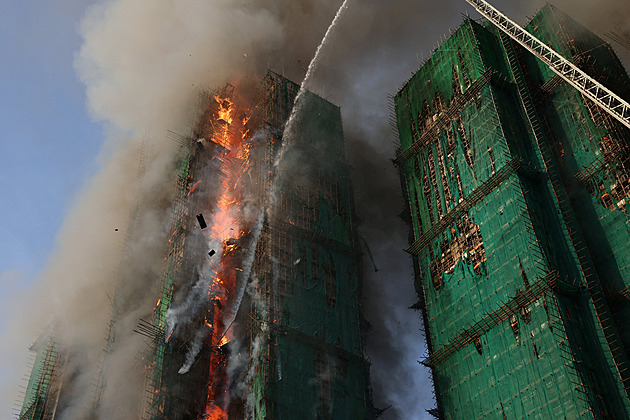 Požár obytného komplexu v Hongkongu má několik obětí. Lidé uvázli vevnitř
