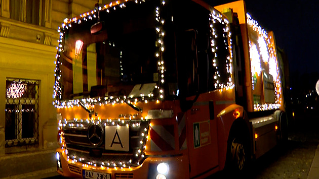 Do pražských ulic vyjedou vánoční popelářská auta. Světýlka ozdobí i tramvaje