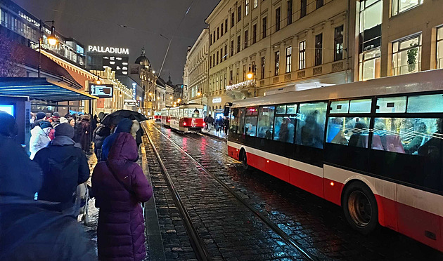 Závada jedné tramvaje a padající sníh. V Praze začala kolabovat doprava