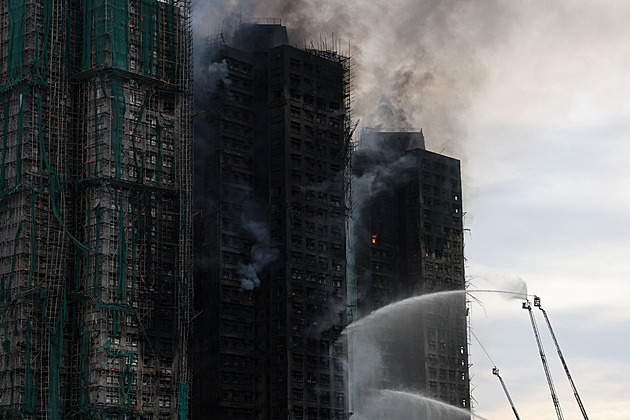 Lidé neměli šanci utéct, jak se oheň mohl šířit tak rychle? Hongkong hledá viníky