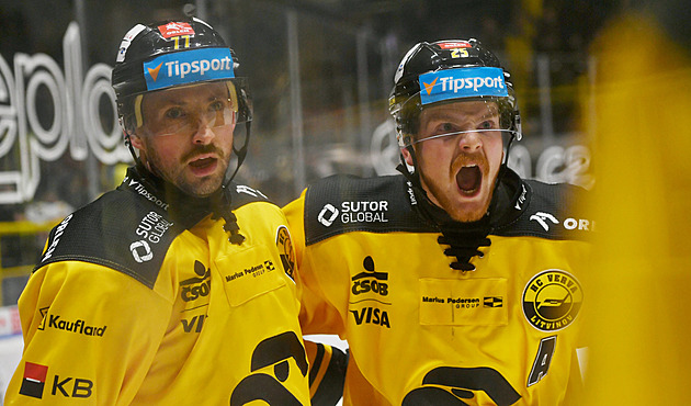 ONLINE: Třinec zvyšuje, Sparta opět prohrává. Kaše má hattrick proti Kometě