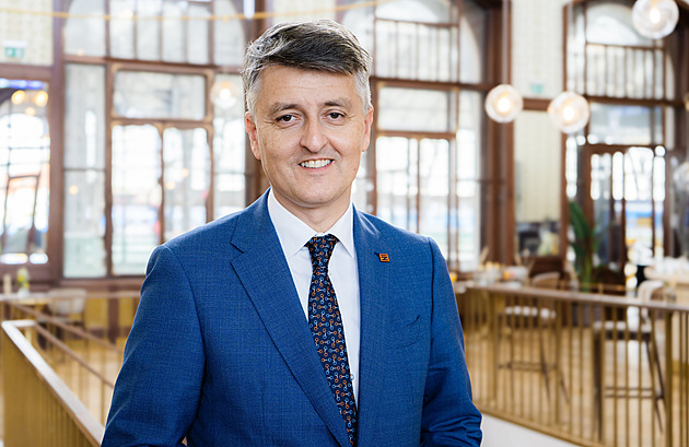 Doma miliony v hotovosti? Měl by skončit, vyzval STAN šéfa Správy železnic