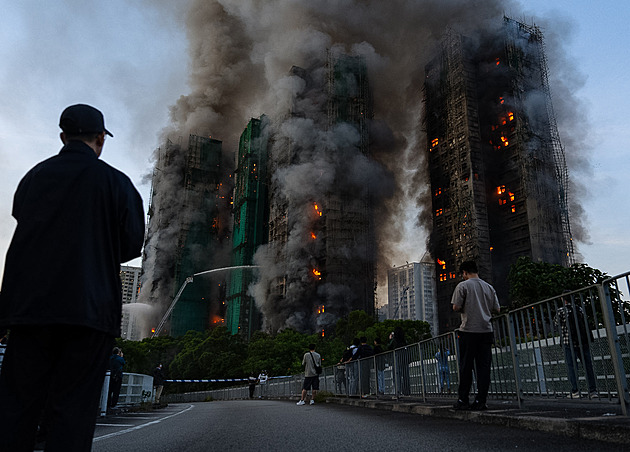 Inferno v Hongkongu. Tragická bilance požáru dál roste, obětí je už přes 140