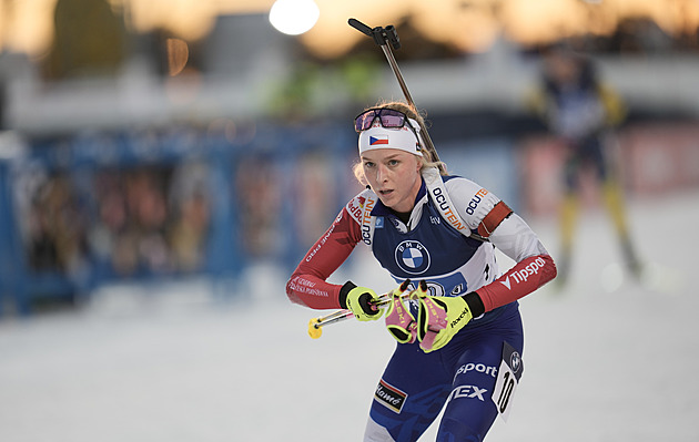 Biatlon ONLINE: Běží se smíšená štafeta. Voborníková dobíjí a propadá se