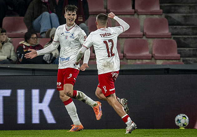 ONLINE: Sparta - Pardubice 0:3, hosté v euforii. Domácí fanoušci hází kelímky