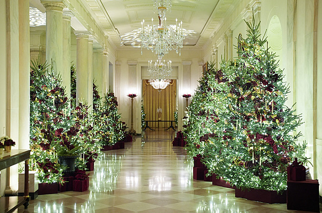 Trump z lega nebo motýlí věnce. Melania ukázala vánoční dekorace v Bílém domě