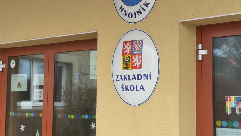 Školní vzpoura na Frýdecko-Místecku: Děti kopaly do dveří ředitelny, vedení volalo policii