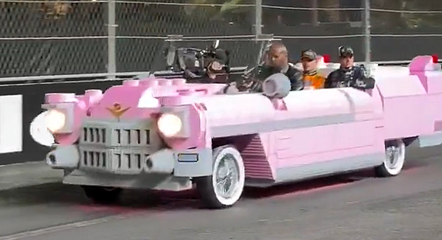 Autozápisník: Bentley uctilo české letce a v Kladně postavili cadillac z lega