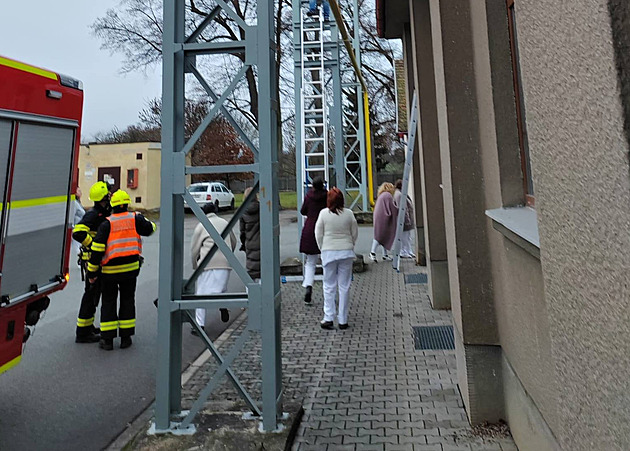 Pacient psychiatrie vylezl na stožár a odmítal slézt, personál zburcoval hasiče