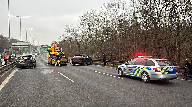 Jižní spojku k Černému mostu blokuje nehoda tří aut, projíždí se jedním pruhem