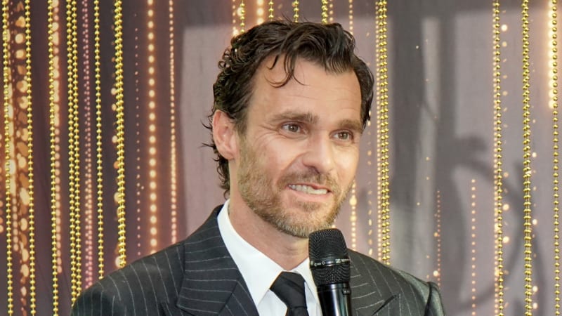 Rázný krok Leoše Mareše: Přesouvá koncerty. Dny i noci tráví u Hezuckého v nemocnici