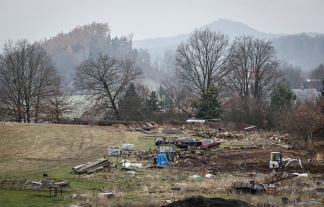 Jeho skládka nám kazí výhled do krajiny, dochází sousedům v Osečné trpělivost