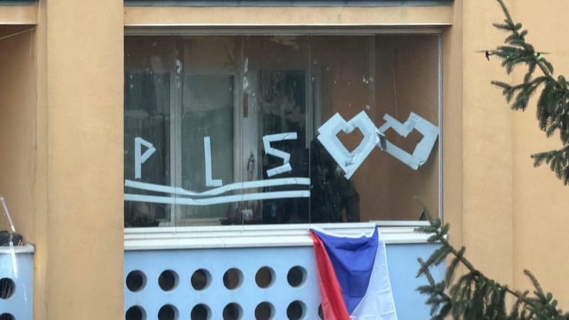 Drama v Praze: Muž se zabarikádoval a hrozí zapálením budovy, policisté vnikli do bytu