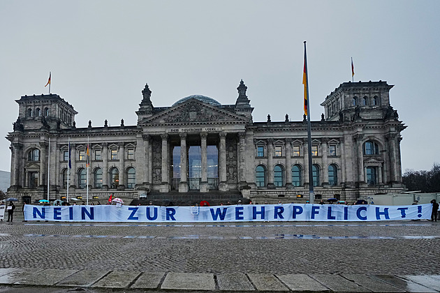 Německo schválilo povinnou vojnu, studenti napříč vyrazili protestovat