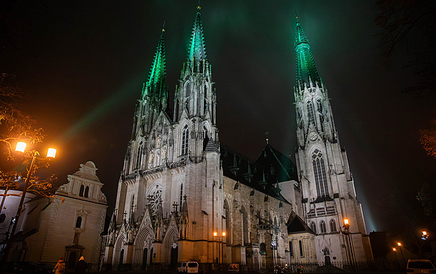 „Kasino, cirkus.“ Nasvícení katedrály je vidět zdaleka, sklízí kritiku i chválu