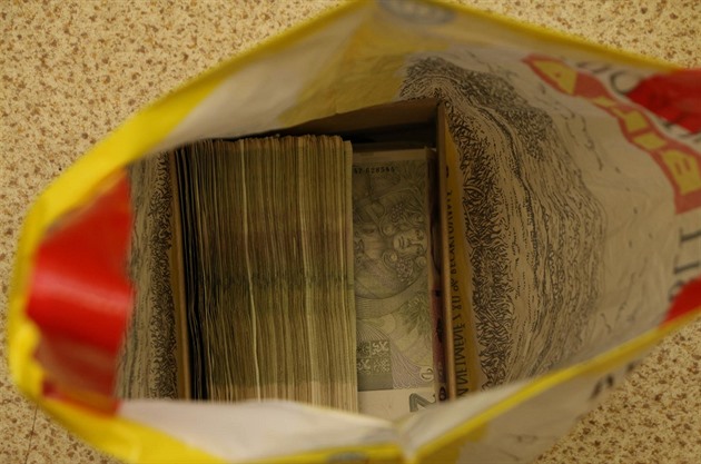 Senior v Břeclavi ztratil tašku s milionem, poctivý nálezce ji odevzdal strážníkům