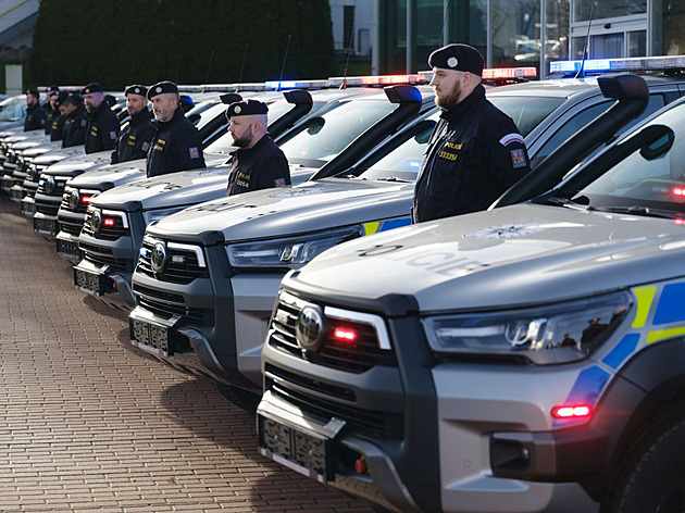 Česká policie zbrojí do terénu. Pořizuje si offroadovou legendu Toyota Hilux