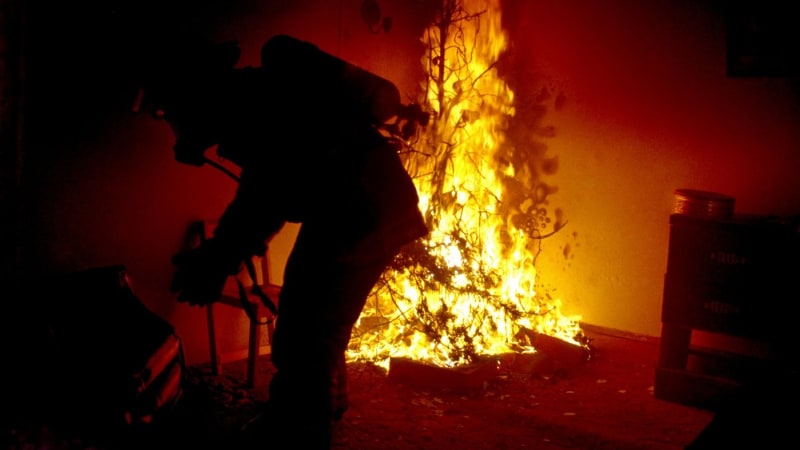 Noční požár na Teplicku: Z hořícího domu zachránili hasiči osm dospělých a dítě