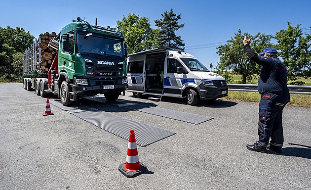 Kamiony přetížené o tuny: v průměru dva denně smrtelně ohrožují lidi v dopravě